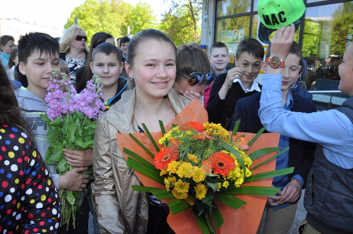 Skolēni saņem liecības, sākas vasaras brīvlaiks
