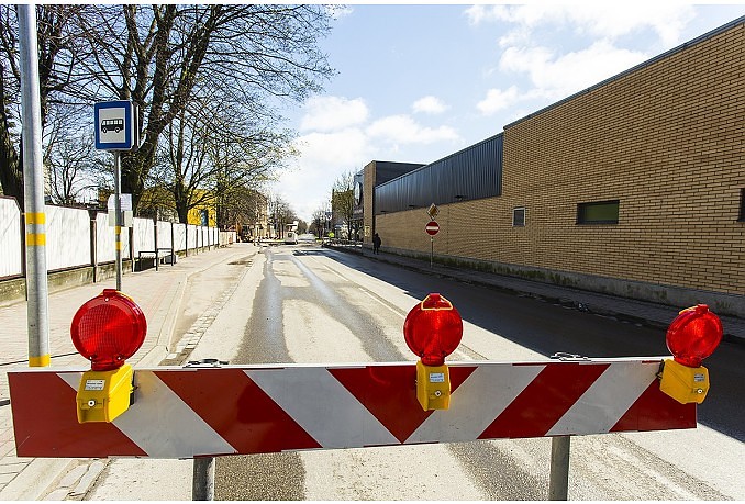 Līdz 1. jūnijam pagarina satiksmes slēgšanu Ganību un Kungu ielas krustojumā