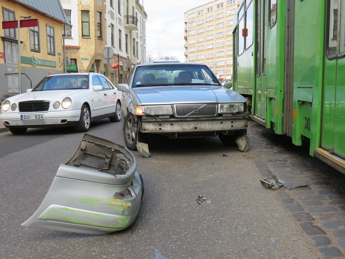 Taksometrs nedod ceļu tramvajam