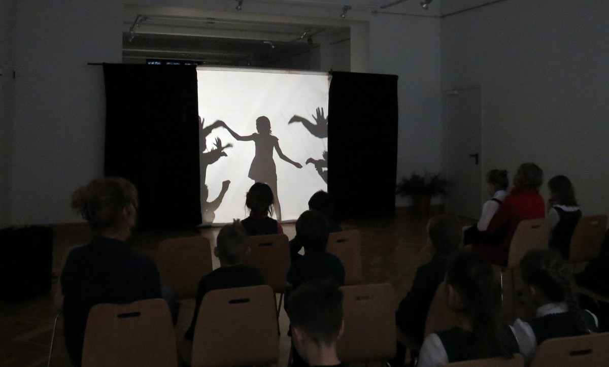 Liepājā notiks ēnu teātra performance “Sēd uz sliekšņa pasaciņa”