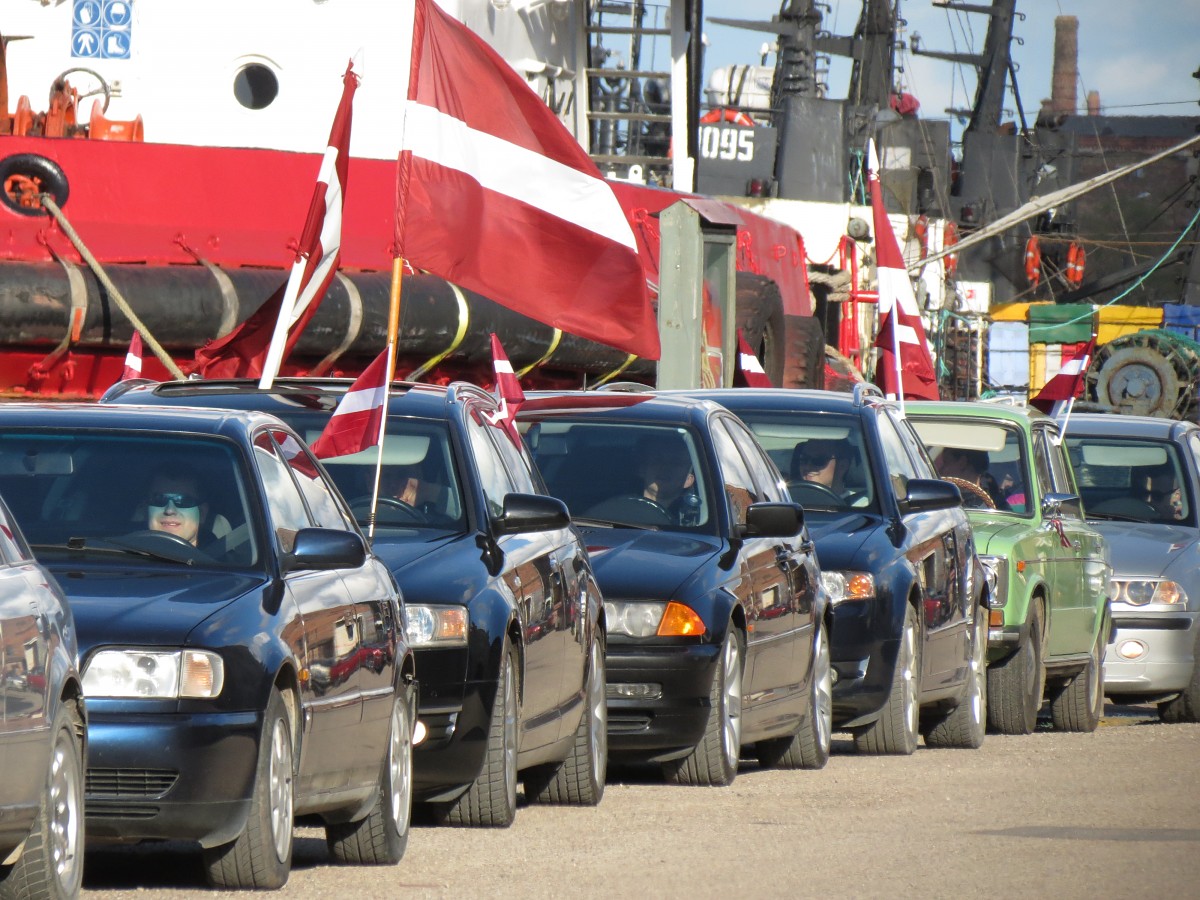Vienības brauciens vieno vairāk nekā 70 transportlīdzekļu