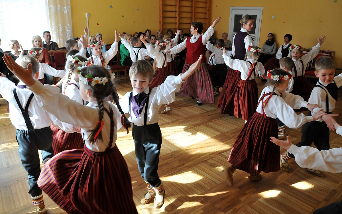 Koši tērpi un priecīgs deju solis
