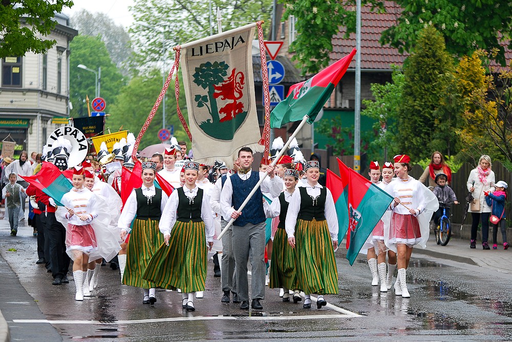 Ģimenes svētku dalībnieku gājiens