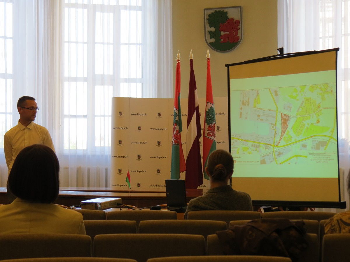 Apspriešana par minerālmēslojuma ražotni pulcē saujiņu interesentu; satraucas par ietekmi uz vidi
