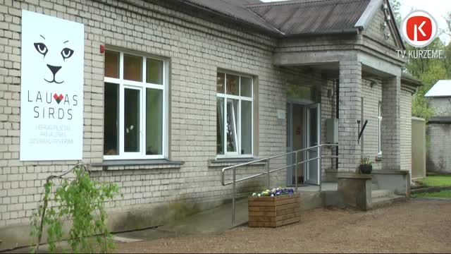 Kaķene kļūst par audžumāti kucēniem