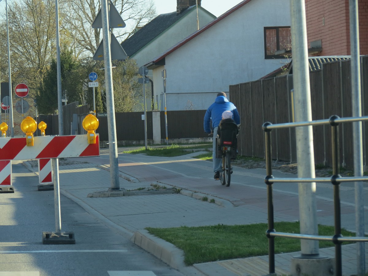 Bažījas par velosipēdistu drošību Zirņu ielā