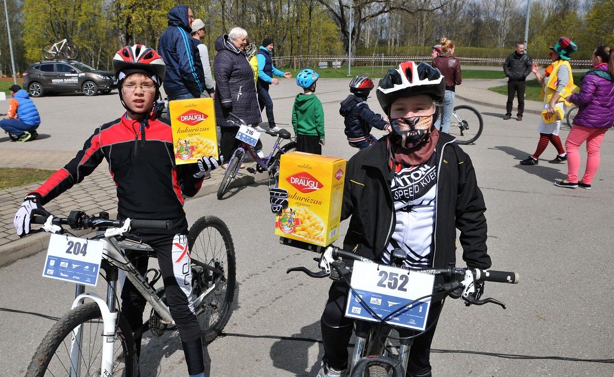 Dubļi velosportistus nenobaida