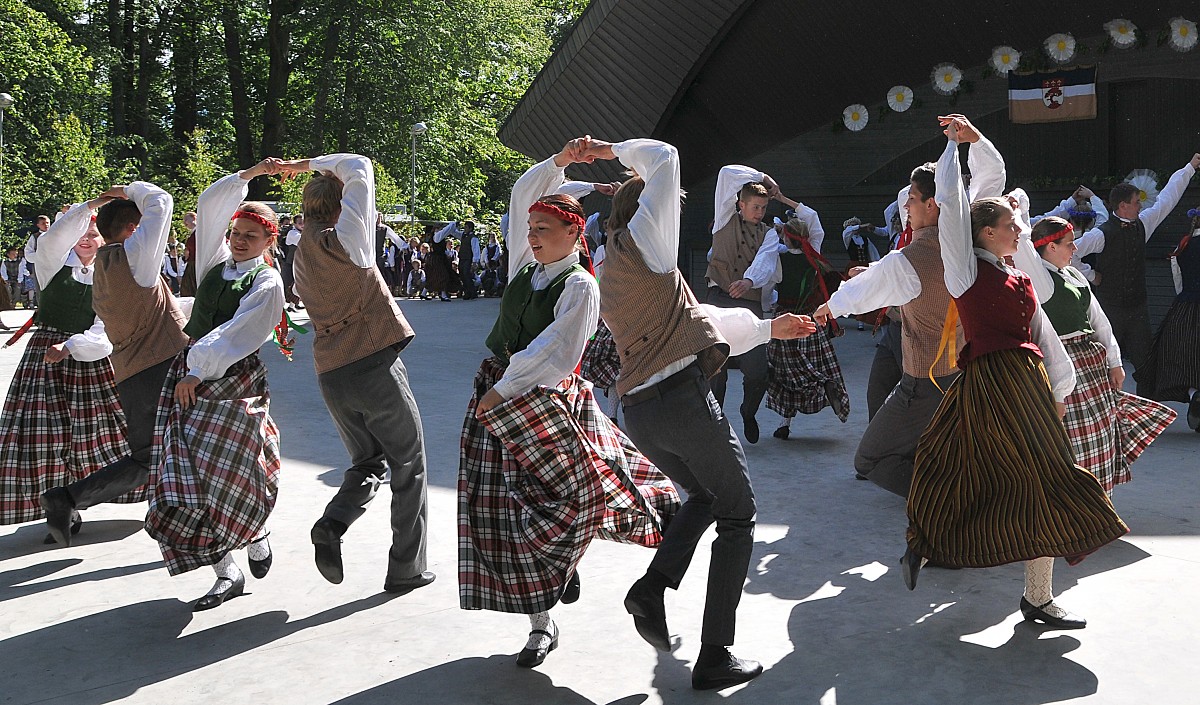 Svētkos iegriež jautru danci