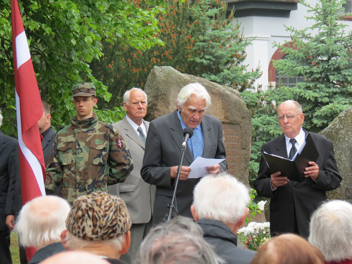 Lietū ar ziediem piemin vienu no melnākajām dienām Latvijas vēsturē