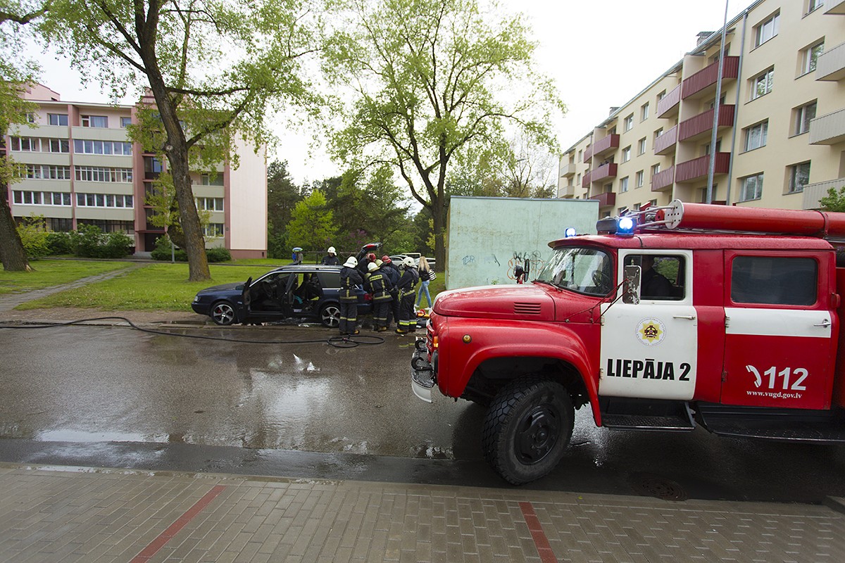 Aizdegas automašīna