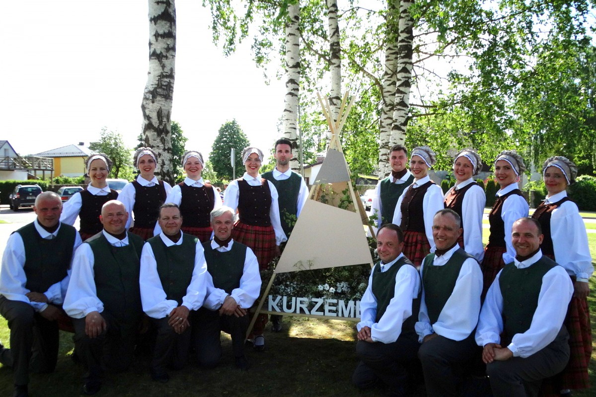 VPDK “Bandzenieki” jaunos tērpos piedalās dejotāju svētkos