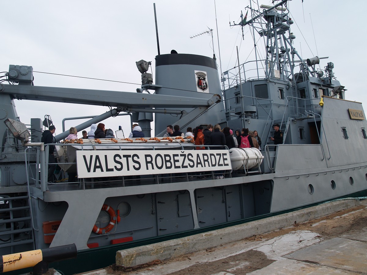 Robežsardzes kuģi uzņem ciemiņus