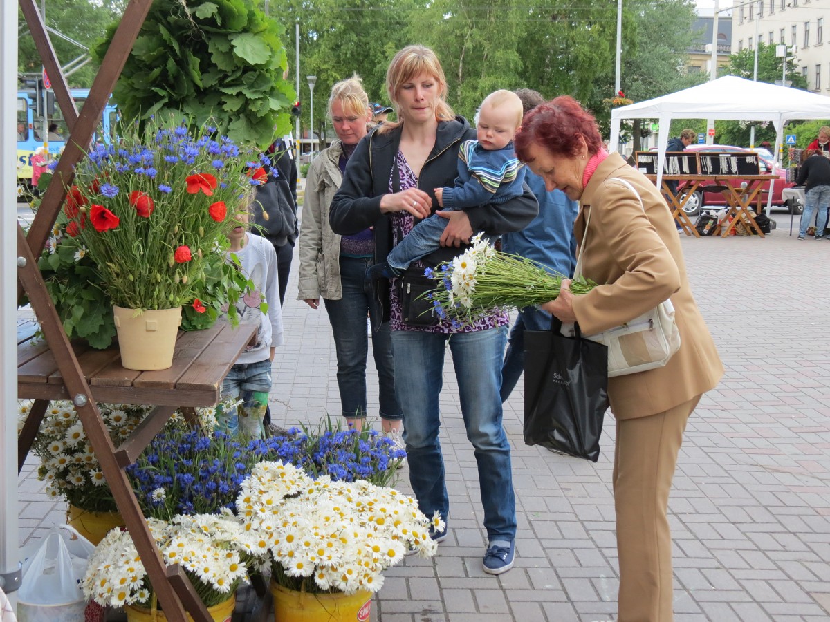 Rožu laukumā liepājniekus un pilsētas viesus pulcē Vasaras saulgriežu tirdziņš