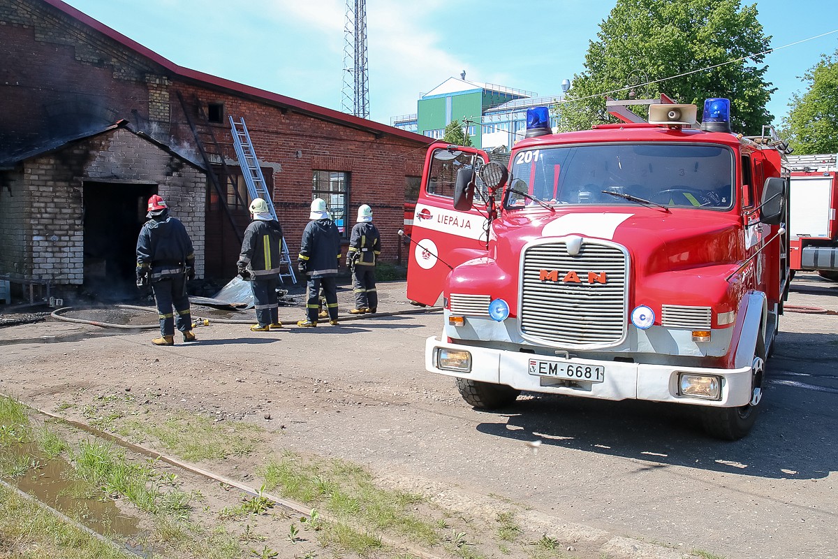 Papildināts (18:43) – Ugunsnelaime izceļas tramvaja parkā