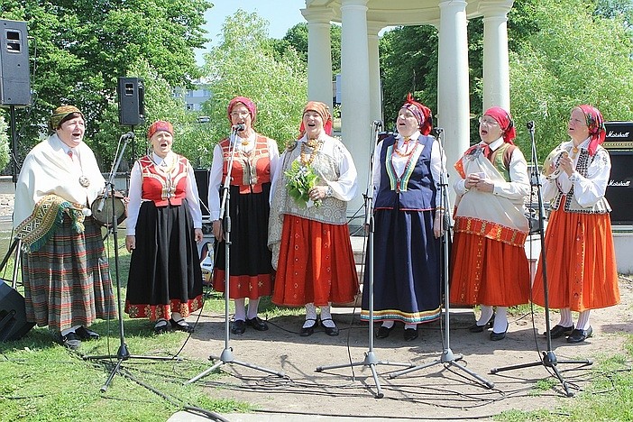 Pie Gulbju dīķa uzstāsies TMKC folkloras kopa “Saknes” un dziesmu ansamblis “Labākie gadi”