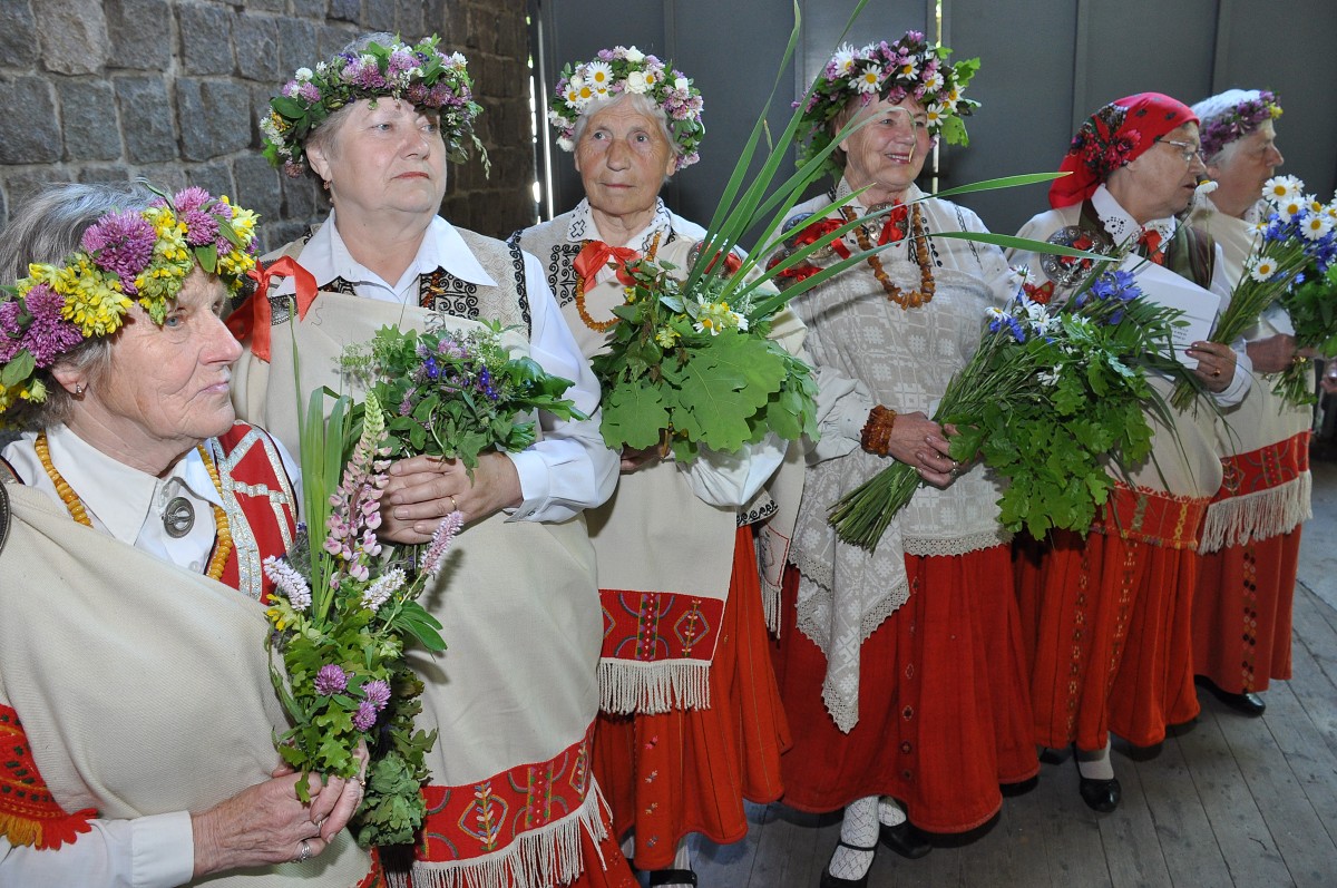 Ar lustīgām dziesmām un spāņu dejām