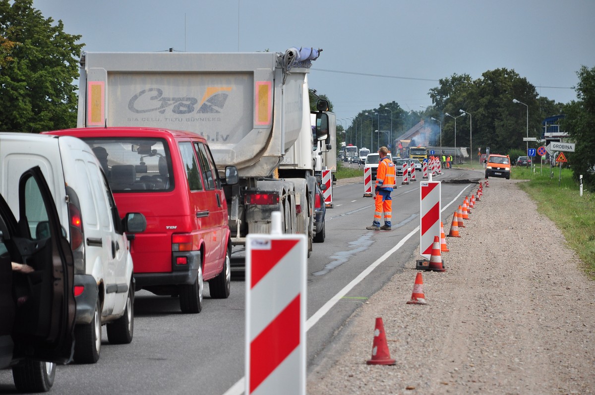 Pie Grobiņas sāk remontēt šoseju