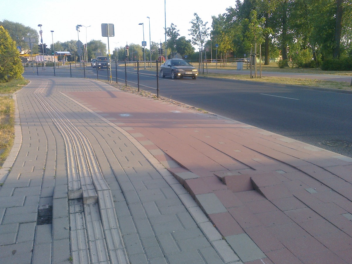 Zirņu ielā ”rūgst” veloceliņš; to labos garantijas ietvaros