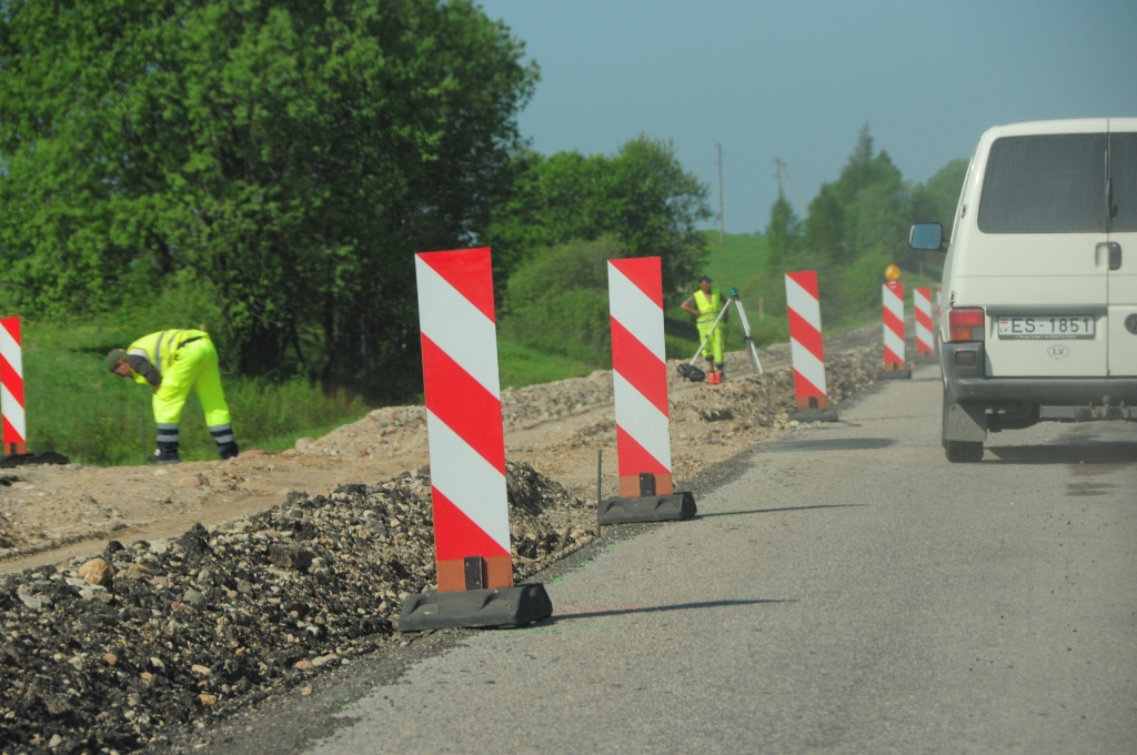 Pateicoties ekonomijai iepirkumos, šogad remontēs arī ceļu uz Liepājas lidostu