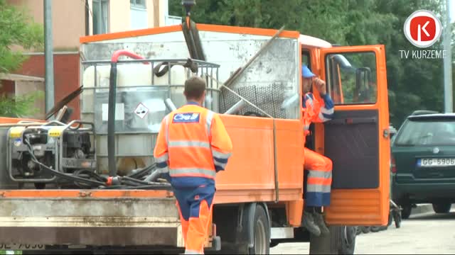 Sūdzas policijai par ielas remontdarbiem naktī