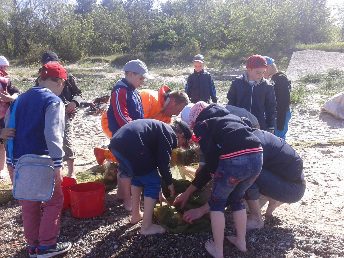 Skolēni iemin “zaļās pēdas”