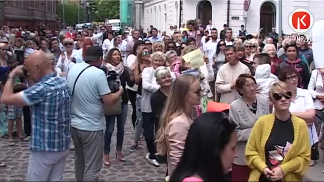 Pikets pie Liepājas tiesas pulcē simtiem cilvēku