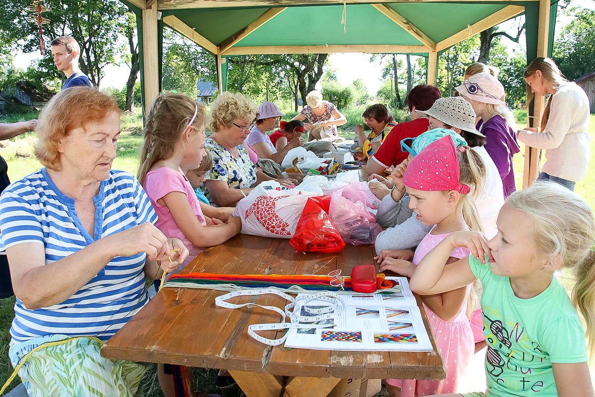 Senās prasmes apgūst trīs paaudzes