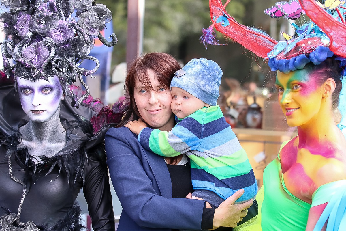 FOTO: Sācies Starptautiskais ielu teātru festivāls ”Zeme. Debess. Jūra”