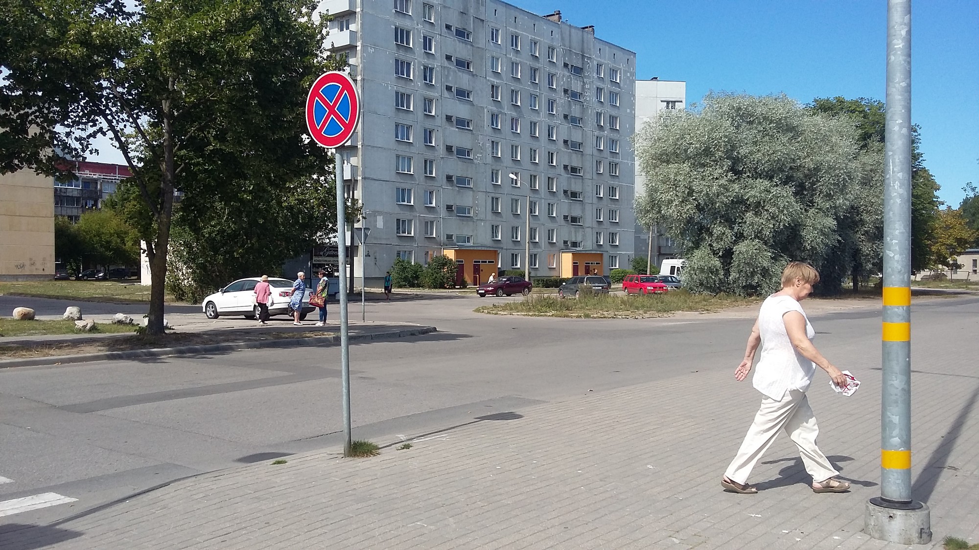 Iedzīvotājiem uzmācas melnīgsnēji tirgoņi, policija aicina nebūt lētticīgiem