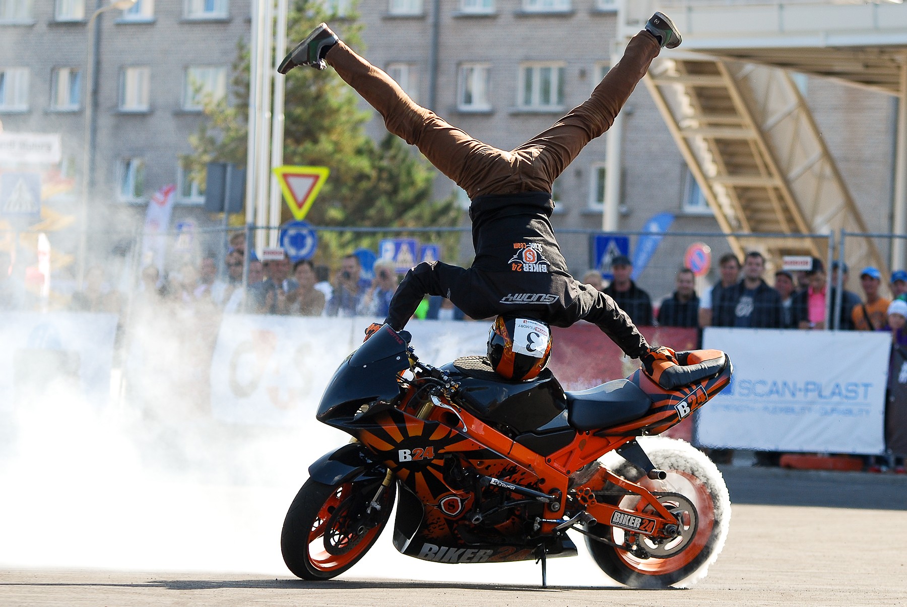 FOTO: Motociklu triku sacensības “Streetbike Freestyle Kurland Stunt”