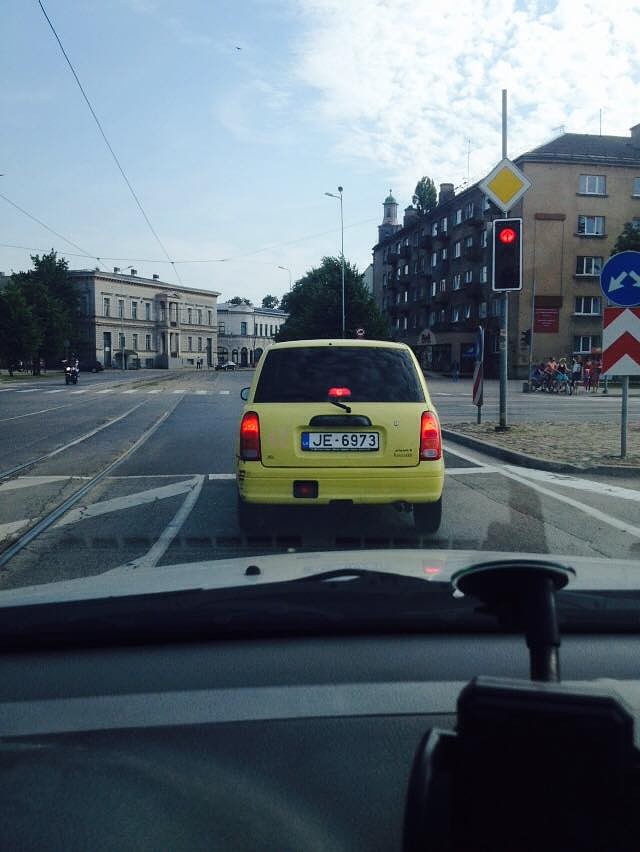 Piefiksē agresīvu braucēju, kas stūrē pa ietvi un apdraud gājējus
