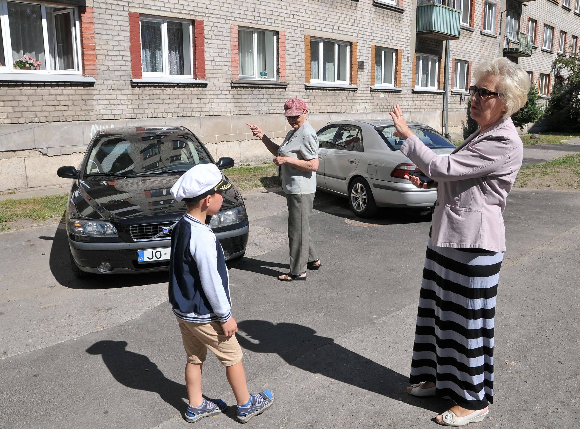 Automašīnas tieši zem dzīvokļa logiem. Neizturami!