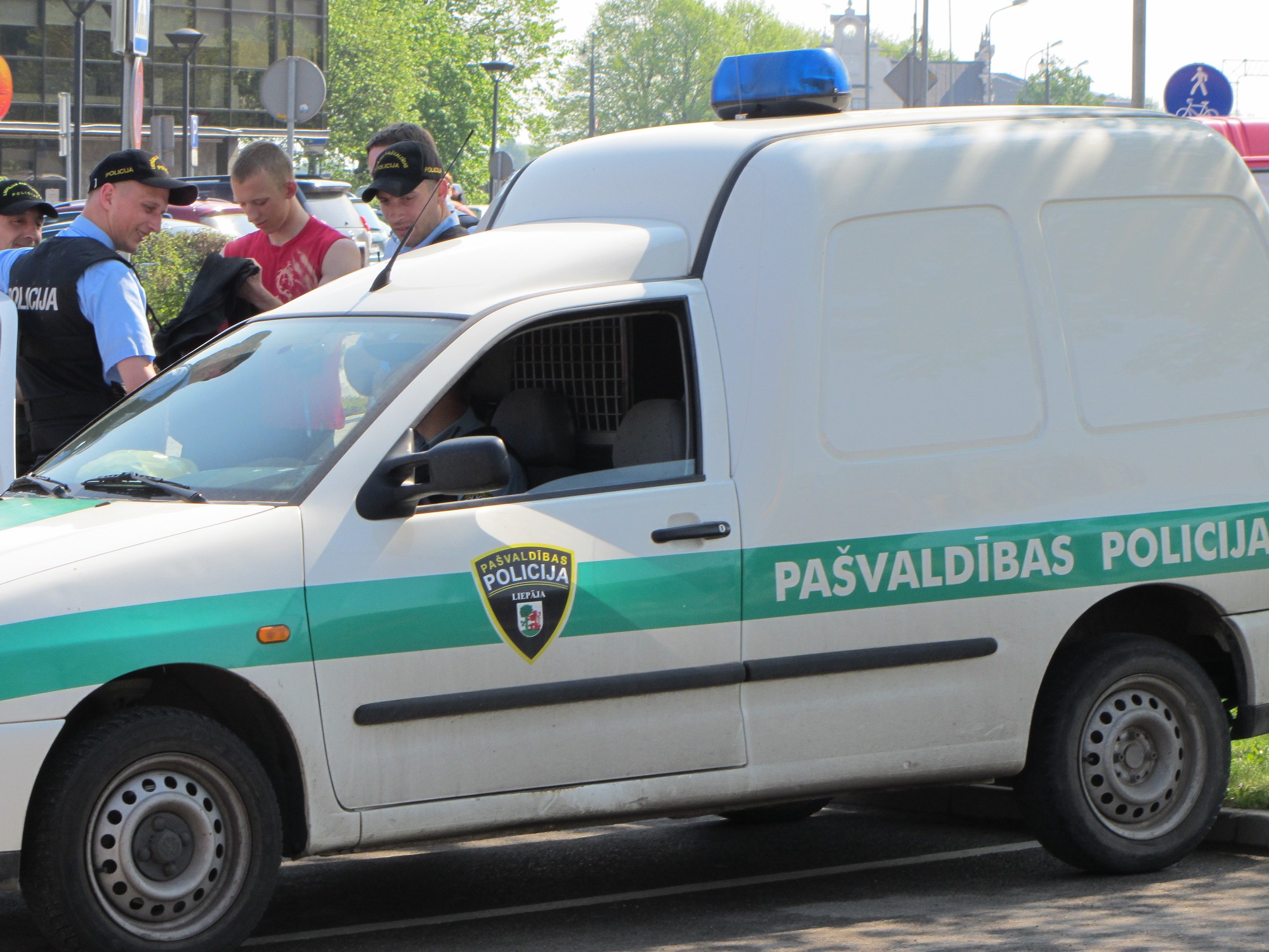 Aiztur viltus policistu un neadekvātu puķu tirgoni