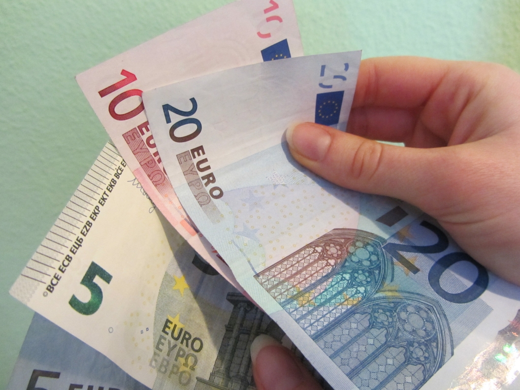 Iedzīvotāji ir pret deputātu algu paaugstināšanu