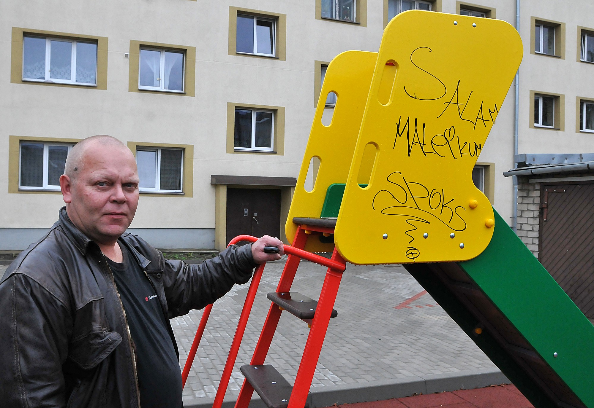 Vandalisms tikko sakārtotā pagalmā