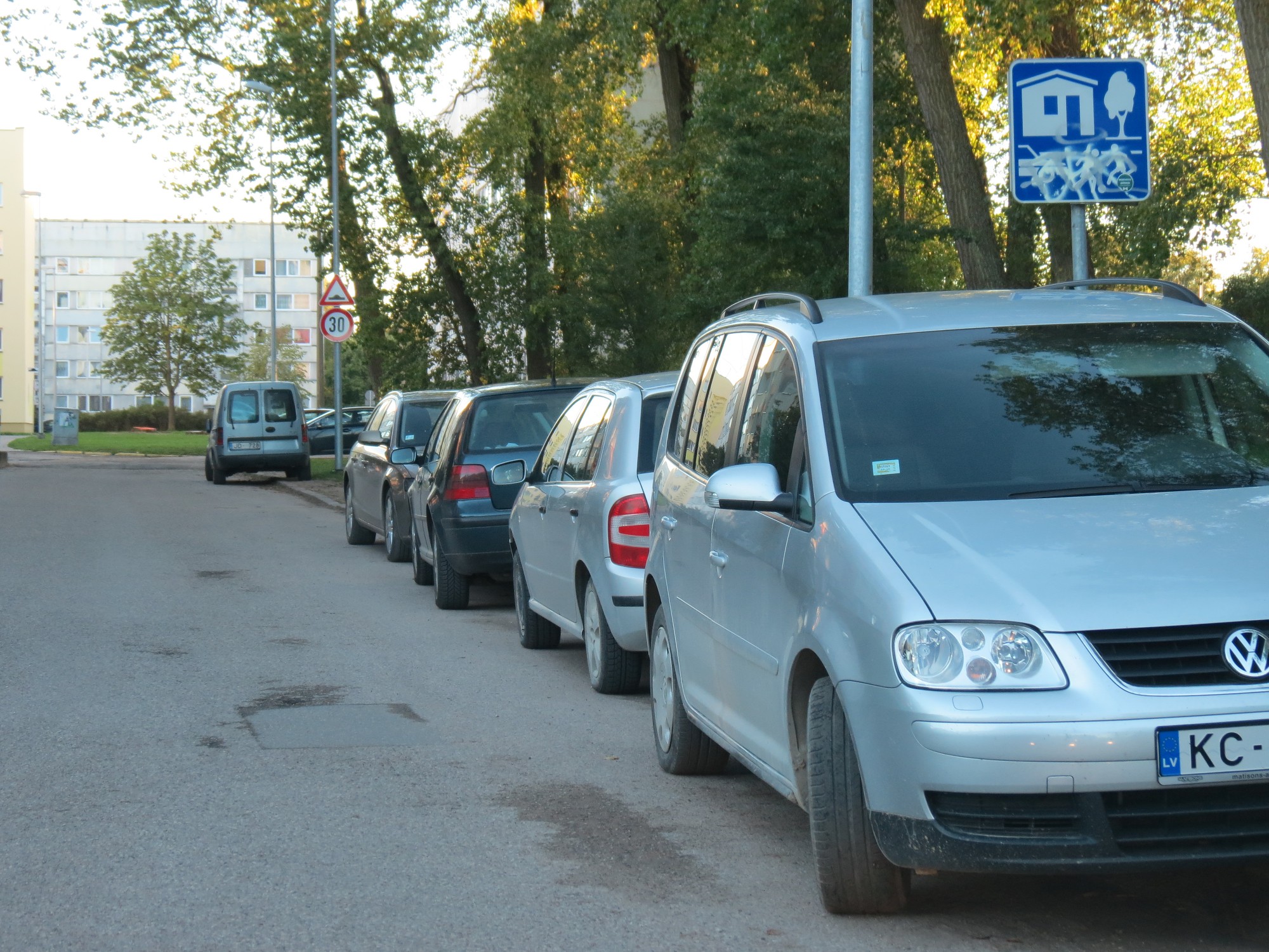 Uzstādītas pretrunīgas ceļa zīmes; kļūmi nekavējoties novērsīs