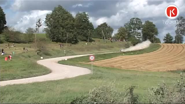 Pēc avārijas rallijā cīnās par dzīvību
