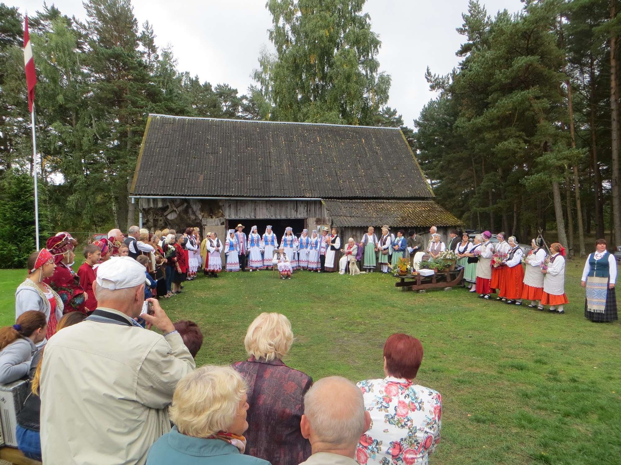 Ar dziesmām par rudens saulgriežu tradīcijām