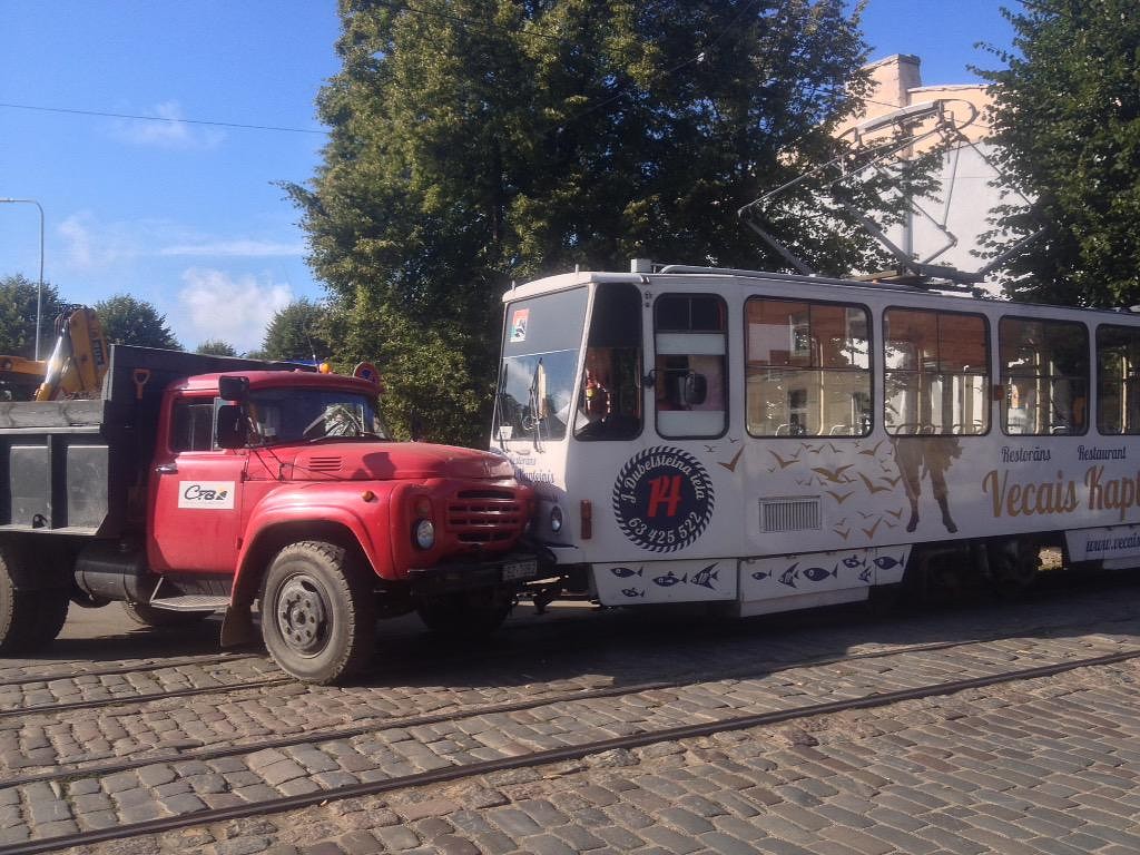 Saduras tramvajs un kravas auto