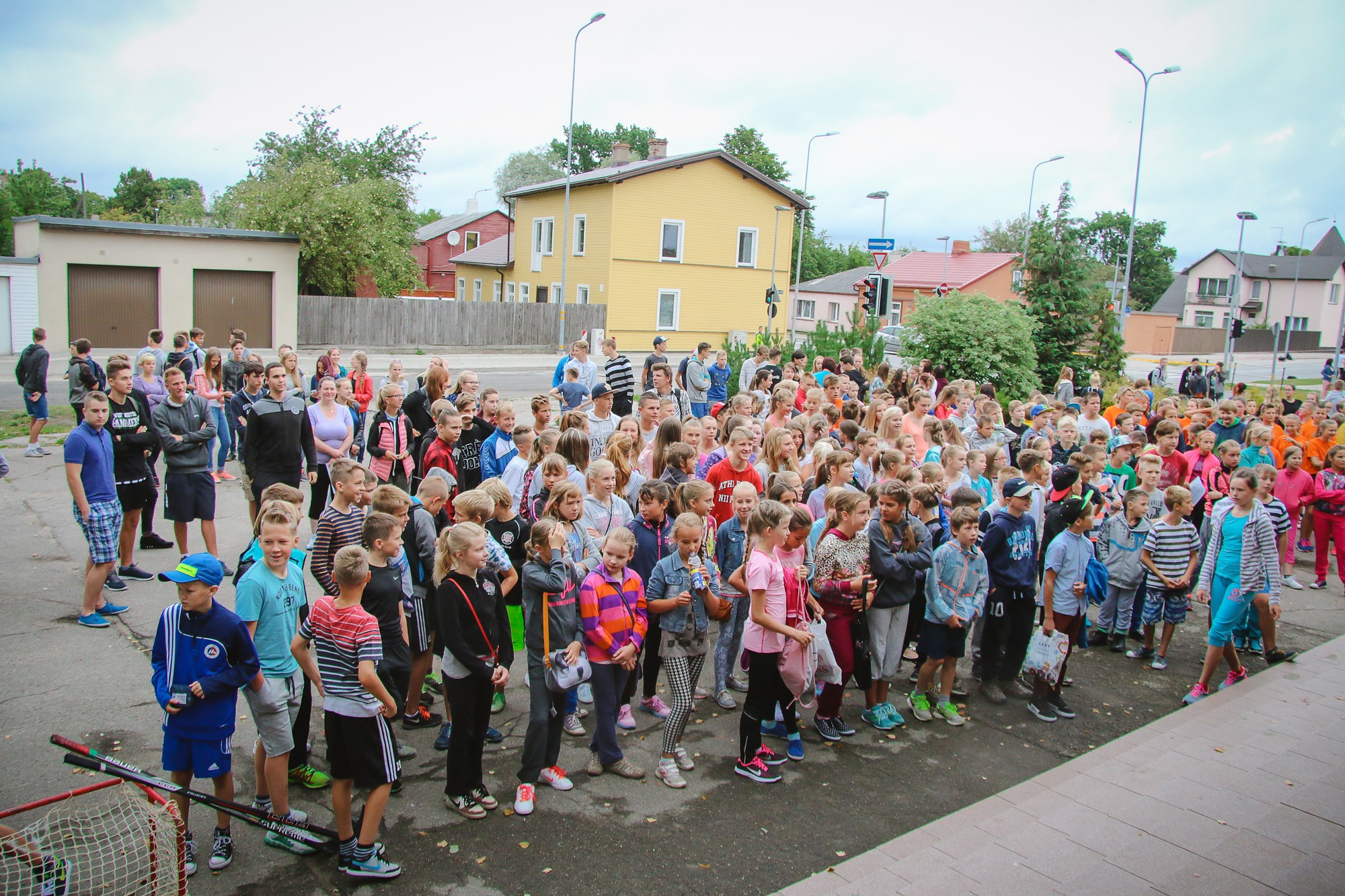 Hokejisti sporto kopā ar 6. vidusskolas skolēniem