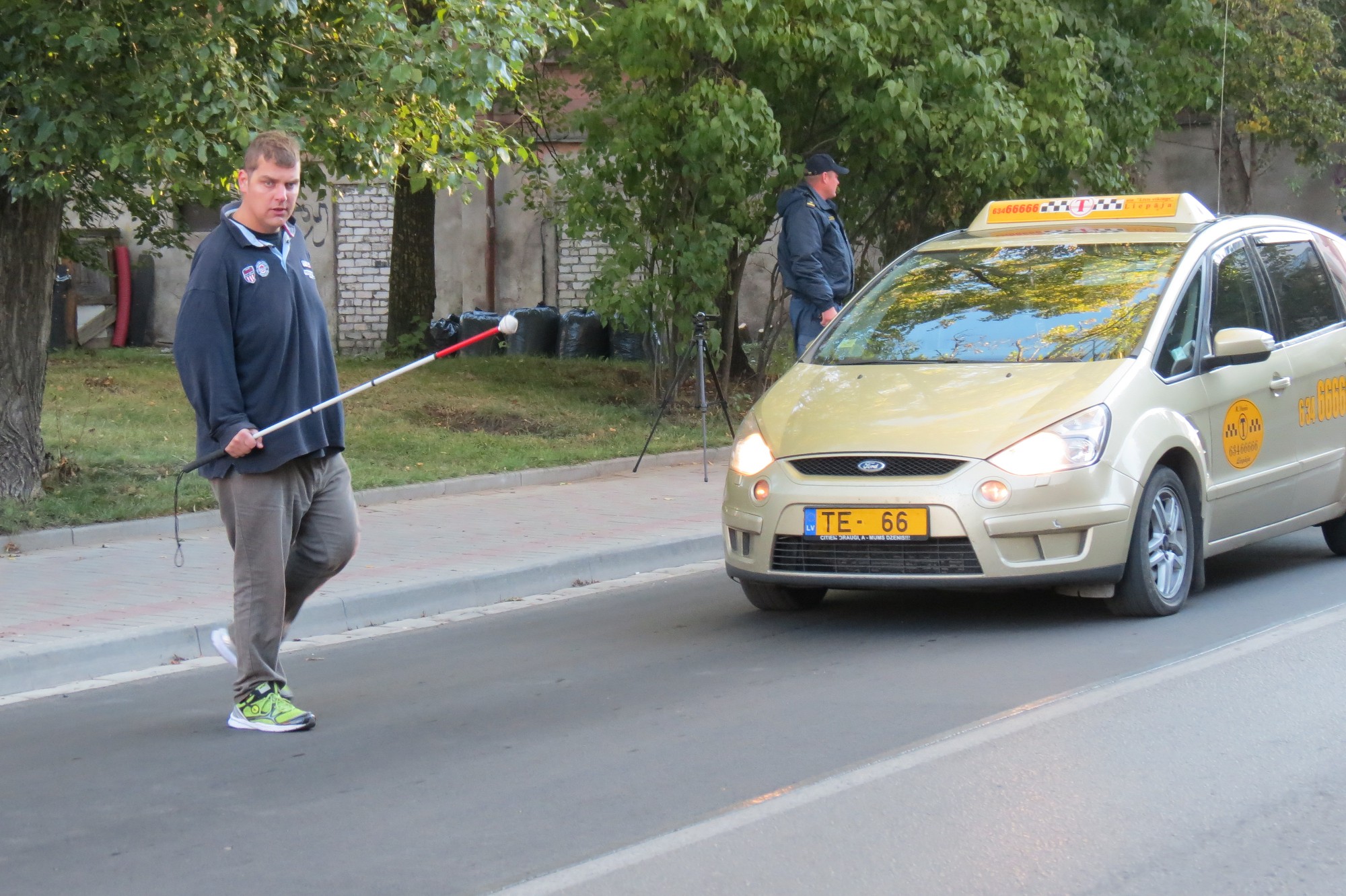 Joprojām ir vadītāji, kas nerespektē balto spieķi