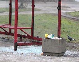 Jaunieši dauza logus un demolē pieturu