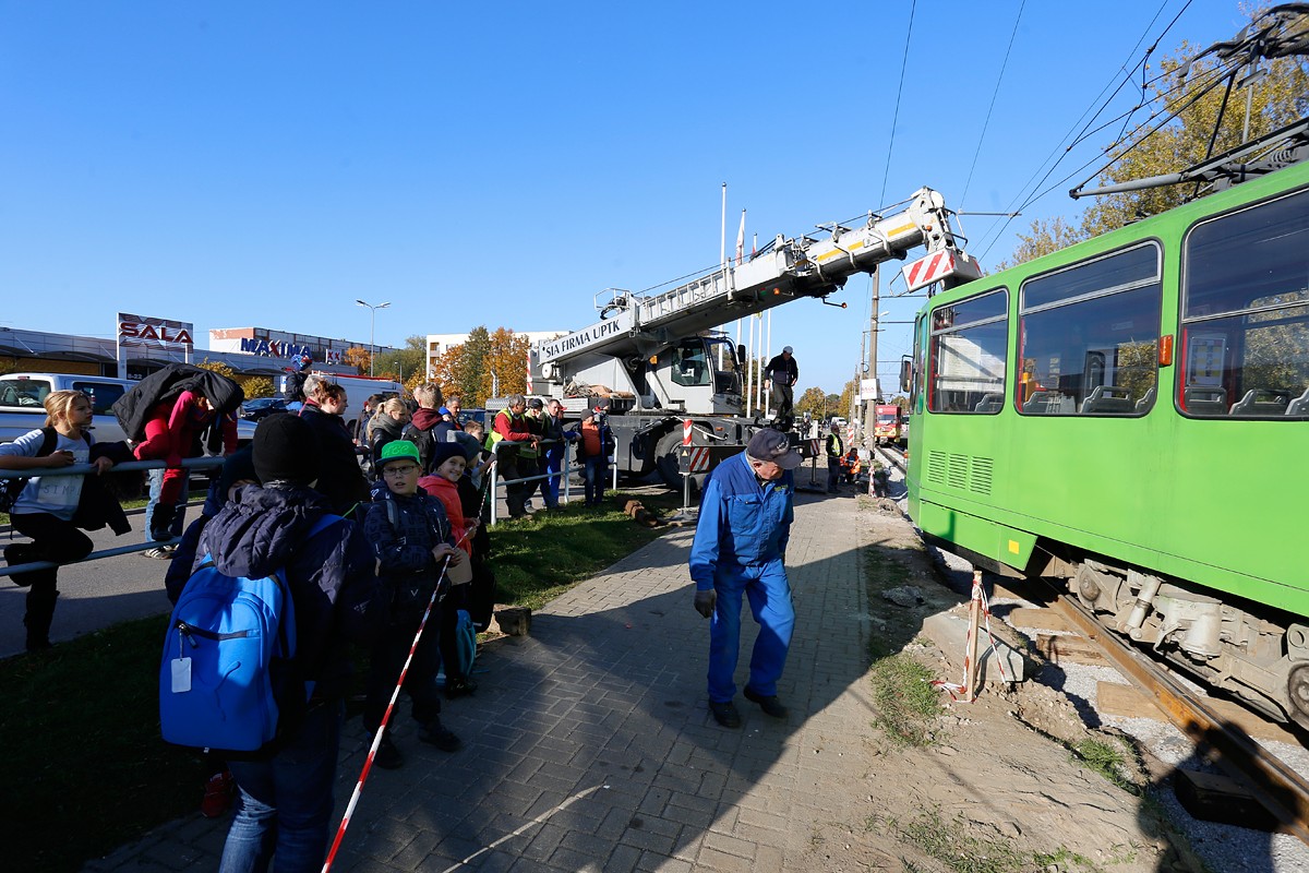 Papildināts – No sliedēm noskrien tramvajs, kustība atjaunota