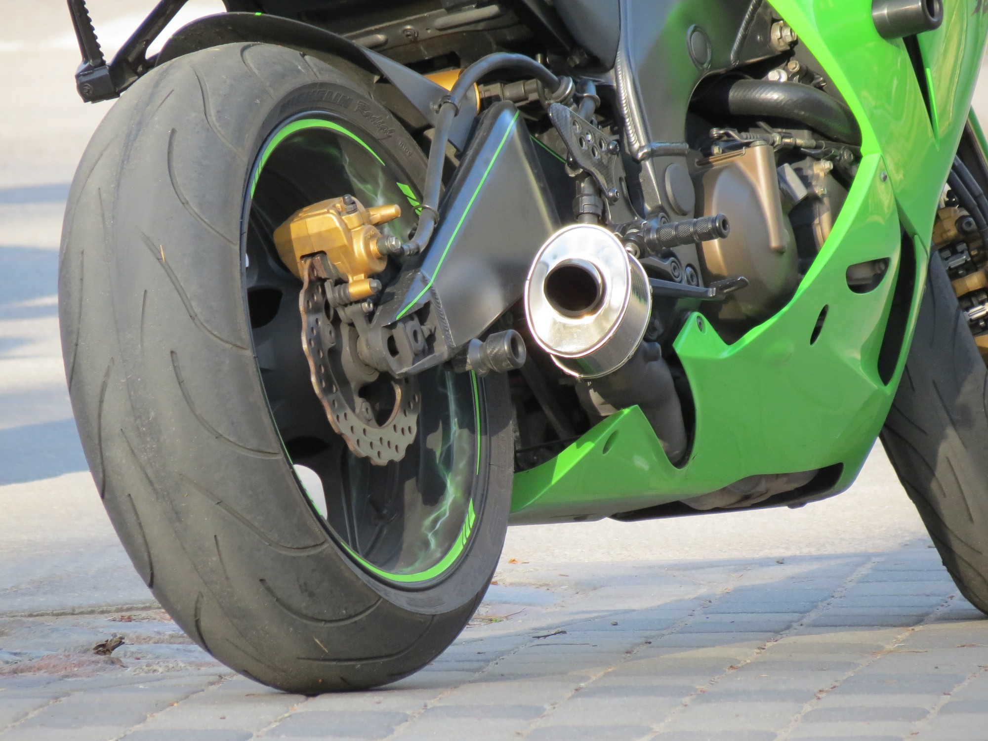 Sadursmē ar auto cieš motociklists