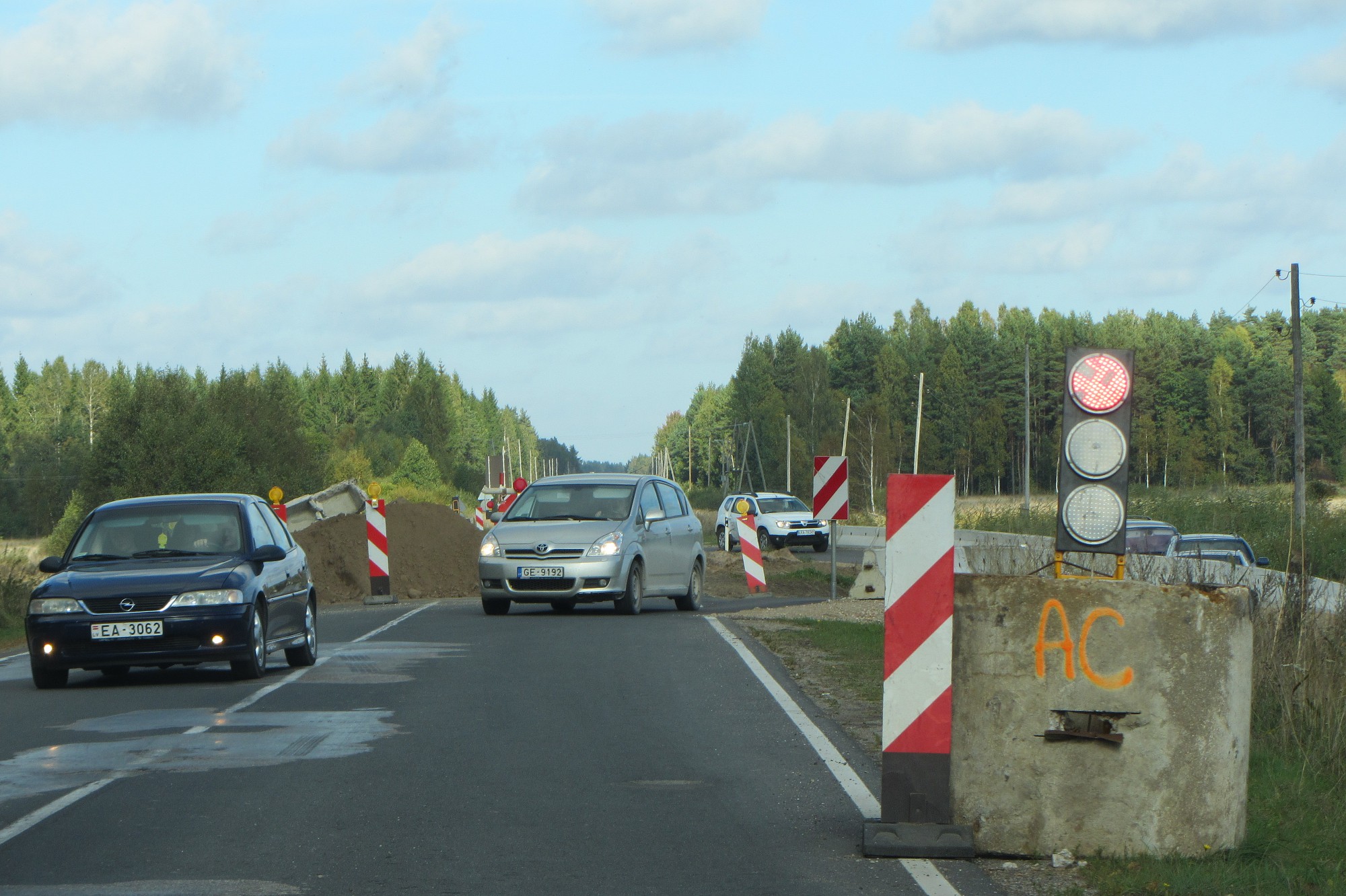 Turpinās remontdarbi uz autoceļiem; vairs nav atļauts paaugstinātais ātrums 100 km/h