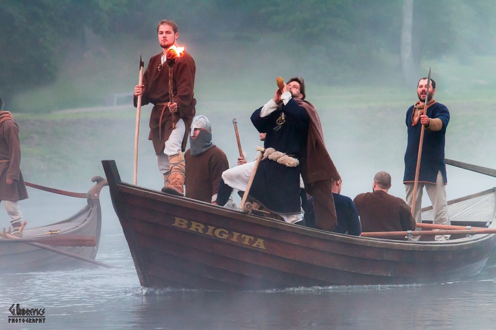 “Kuršu vikingi” saņem balvu