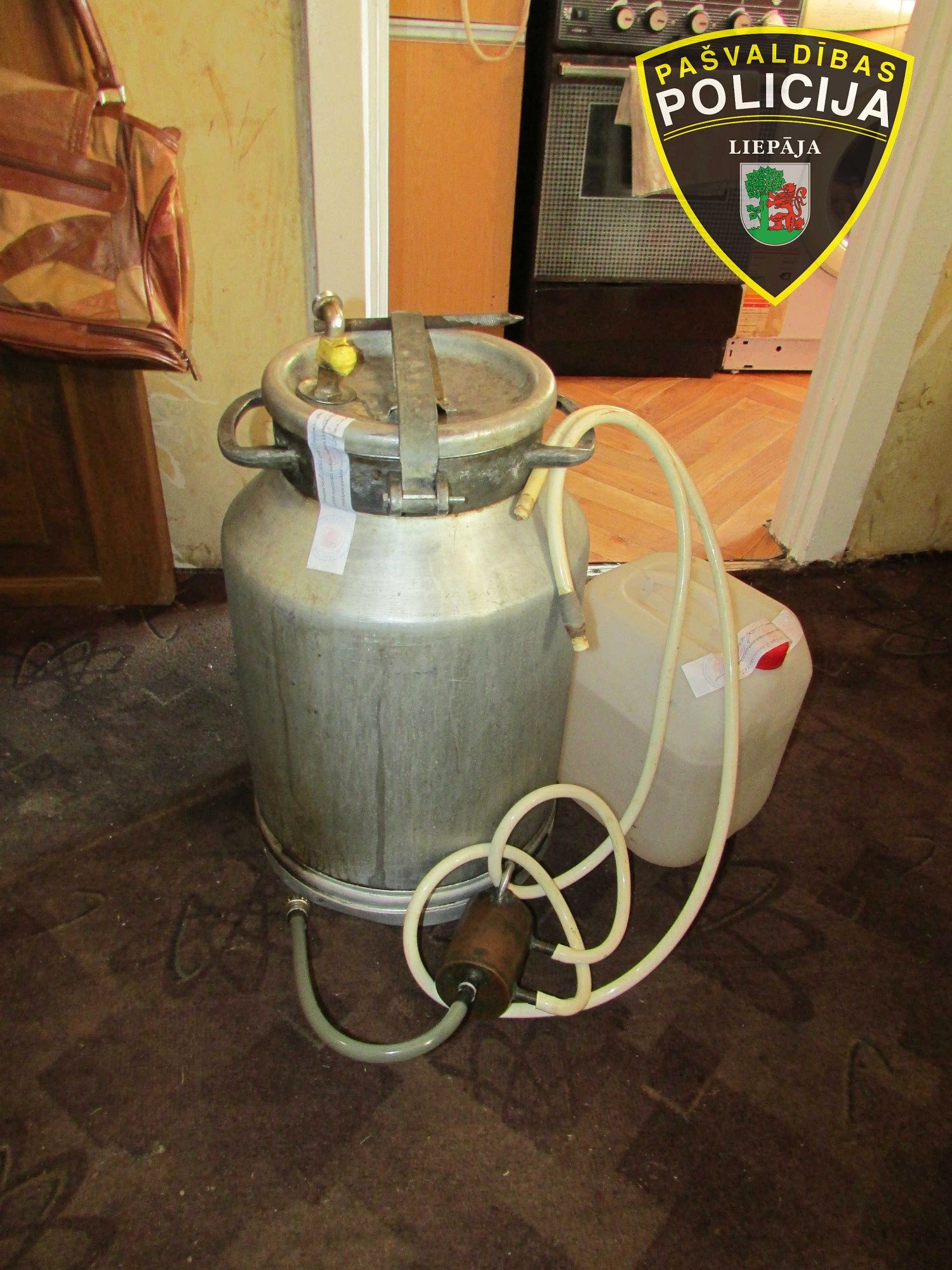 Daudzdzīvokļu mājā tecina ļergu