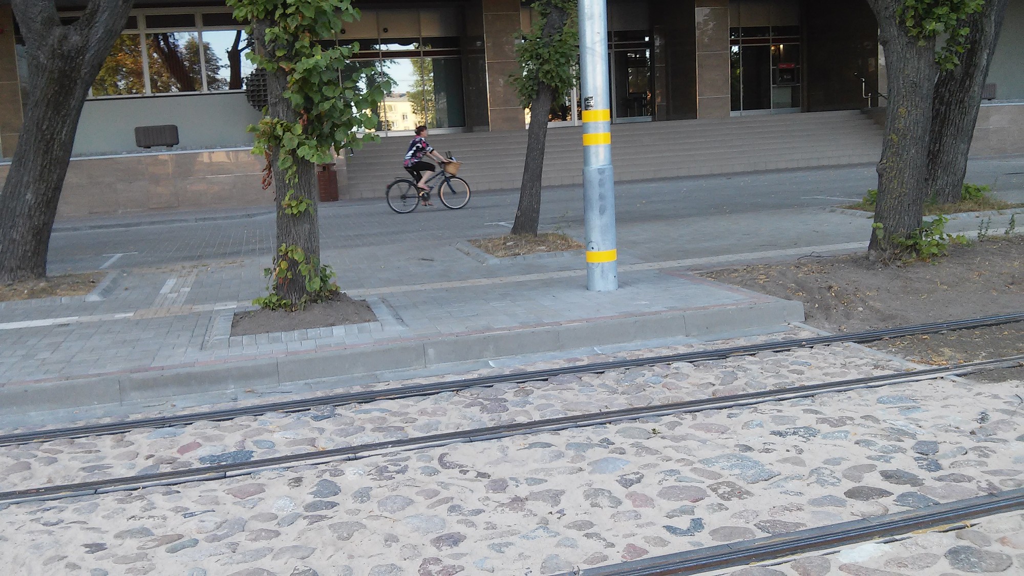 Saduras vieglais auto un tramvajs