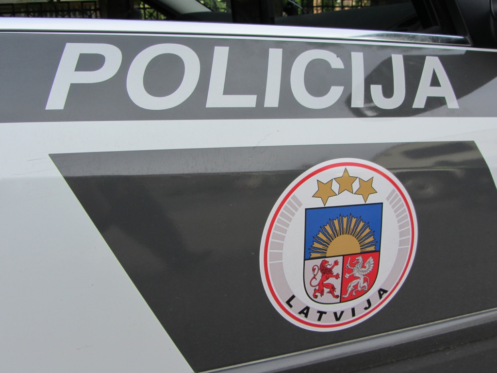 Liepājā aiztur apreibušos, Vaiņodē pazūd mopēds
