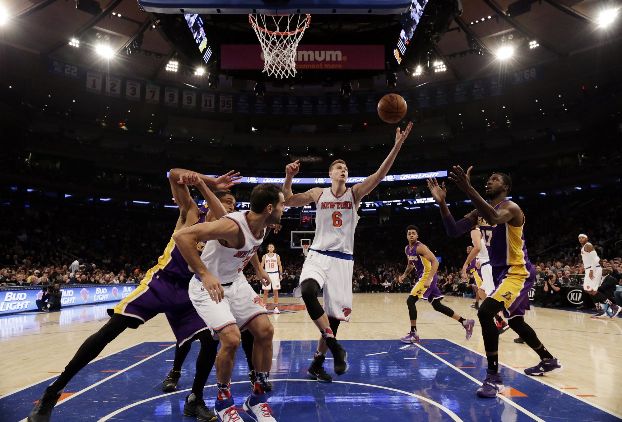 Papildināts – Porzinģim “double-double” “Knicks” uzvarā pār “Lakers”